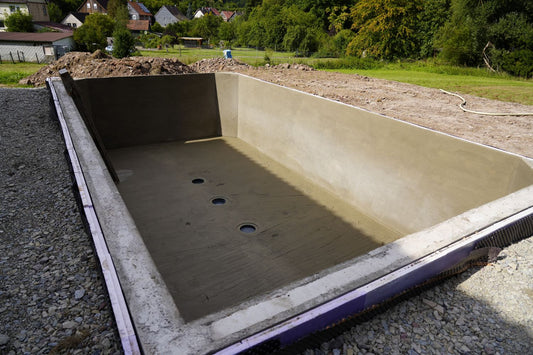 Bau eines Koiteiches mit geplanter Tiefe und Rohrführung
